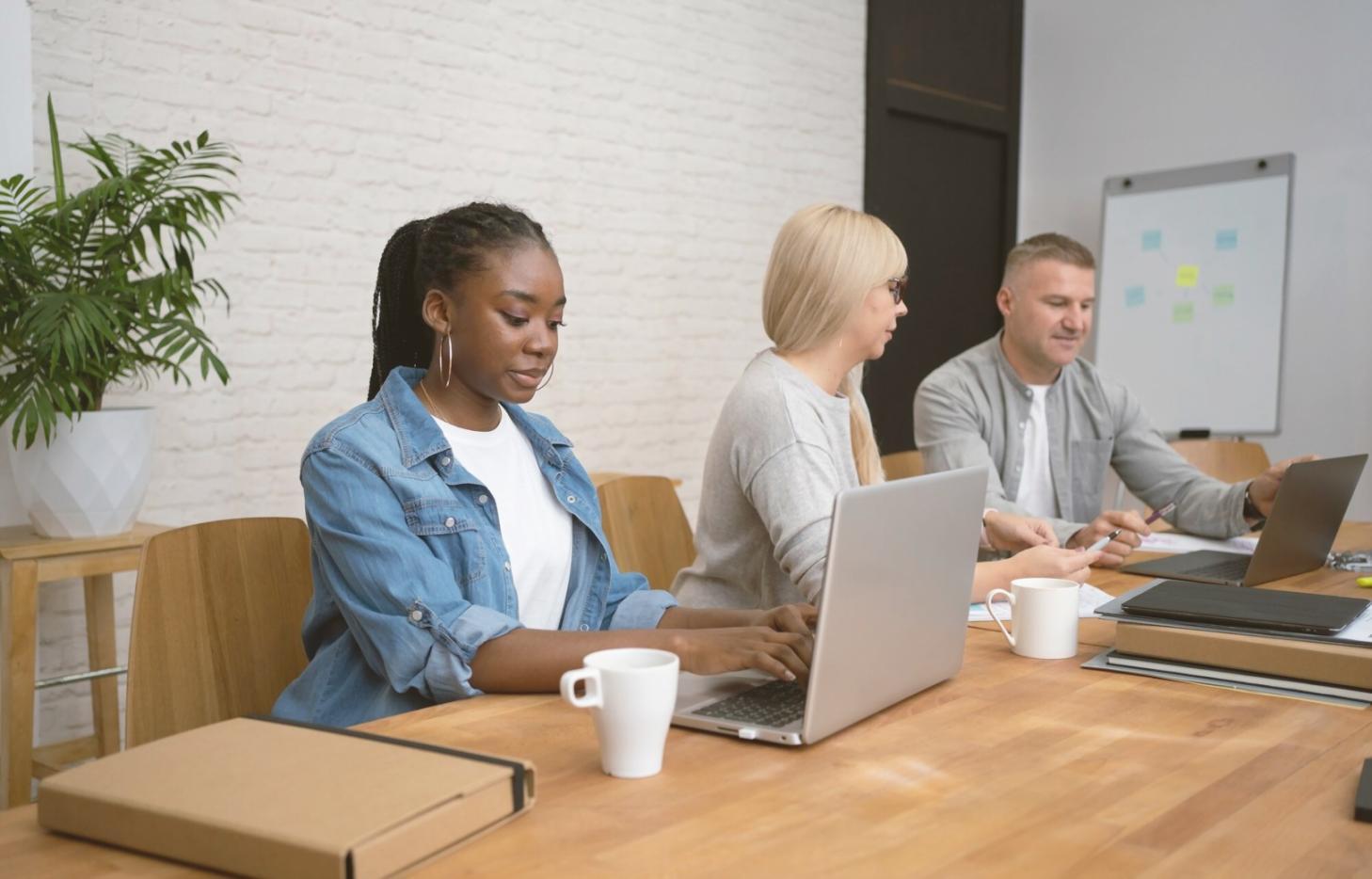 Moderne digitale Finanztools auf Tablet und Smartphone